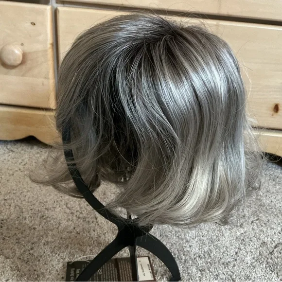 Jaclyn Smith Malibu Waves Wig
Silver Starlet color
Lace front/natural hairline - Picture 3 of 7